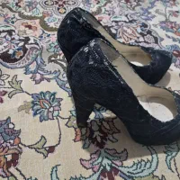 یک عدد صندل مجلسی کرم در حد نو ویک جفت کفش مجلسی