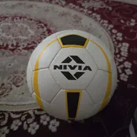 توپ فوتبال چمن
