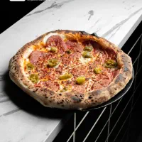 پیتزا زن آقا مسلط به پارو  سالن کار خانم