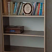 کتابخانه سالم ودارای۴ طبقه بزرگ بدون خط وخشی