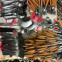 فروش یکجای قاشق، چنگال و چاقو نو نزدیک ۳۰۰تیکه