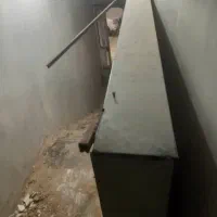 شاگرد پسر برا بسته بندی و قاب سازی