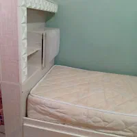 تختخواب و میز تحریر