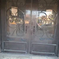 اتاق با امکانات اولیه شامل کابیت روشویی و...