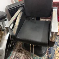 یک عدد صندلی در حد نو برای انجام پیرایش