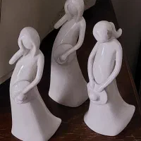 مجسمه ی سه  زن