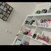 ویترین مغازه با میز.و جا لاک و...