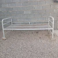 تخت آهنی