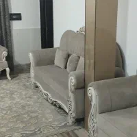 مبل راحتی  با میز و رو‌میزی