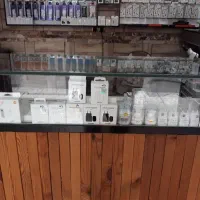 دکور موبایل فروشی با لوازم جانبی