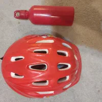 کلاه دوچرخه سواری به همراه یک بطری آب کاملاً نو