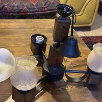 لوستر چوبی فلزی سه شاخه کاملا سالم وچندعدد حباب