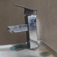 روشویی کوچیک به همراه شیر