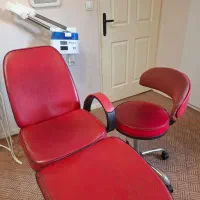 دوتا صندلی و‌میز آرایش