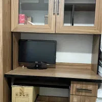 میز و کتابخانه
