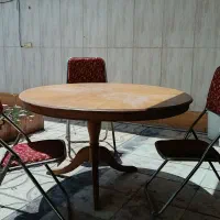 میزگرد و سه عدد صندلی مخملی