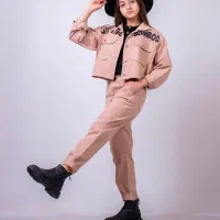 فروشنده تمام وقت در فروشگاه پوشاک