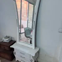 دو عدد آینه قدی با میز سه کشویی