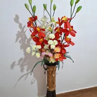 گل مصنوعی به همراه گلدان