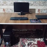 میز و کامپیوتر