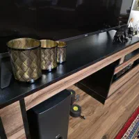 زیر tv بسیار تمیز و نو