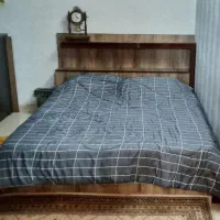 تخت خواب و میزآرایش ب همراه  دوعسلی کنار تخت