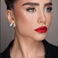 استخدام شینیون‌کار و میکاپ‌آرتیست کاملاً حرفه‌ای