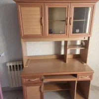 میزالتحریر و کامپیوتر و کتاب خانه