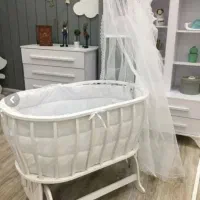 گهواره و تخت کنار مادر