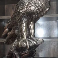 مجسمه عقاب در حد نو د تمیز،