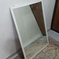 آینه با قاب سفید