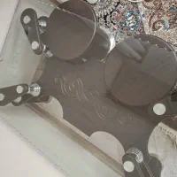 میز شیشه ای جلو مبلی بزرگ به همراه عسلی