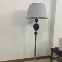 آباژور ایستاده