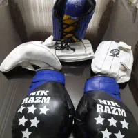 دستکش بوکس وکلاه و محافظ لگد و پیراهن ورزشی .