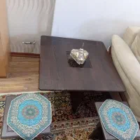 یک میز بزرگ چهار تا میز کوچیک