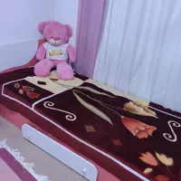 تخت، کمد، گلیم، اینه و کنسول