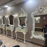 آینه و کنسول آرایشگاه بسیار تمیز