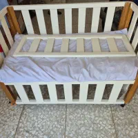 تخت کنار مادر