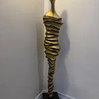 مجسمه طلایی کنار سالنی