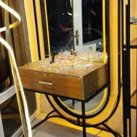 استند کنار سالنی