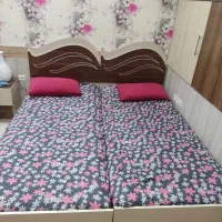 دو تخت به همراه پاتختی