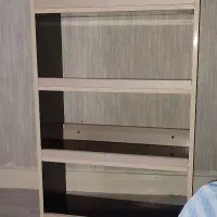 کتابخانه . قفسه شلف ماگ یا گیاه