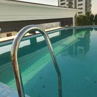 اجرا و نصب فلاشینگ و قرنیزفلزی نما ساختمان