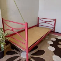 تخت فلزی