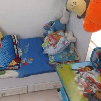 تخت کودک تمیز سالم با تشک