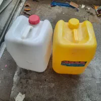 تعدادی گالن ۲۰ لیتری وسطل خالی۱۲ کیلویی و۶ کیلویی