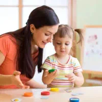 مربی زبان و بازی برای کودک سه ساله در منزل