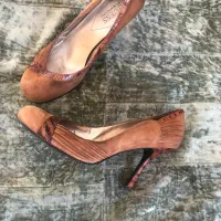 کفش مارک Guess اصل پوشیده شده