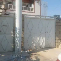 درب حیاط و لوله زیر تانکی