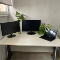 میز نقشه کشی و کامپیوتر و کار